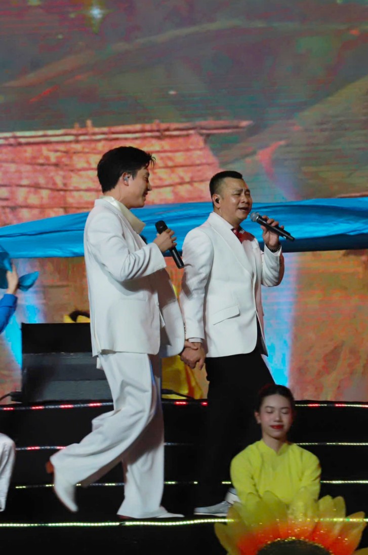 El estrecho de la mano de la S.N.D.S. y su hermano borracho, el hermano "Voi Don". Imagen de la pagina web de la Universidad de Hong Kong