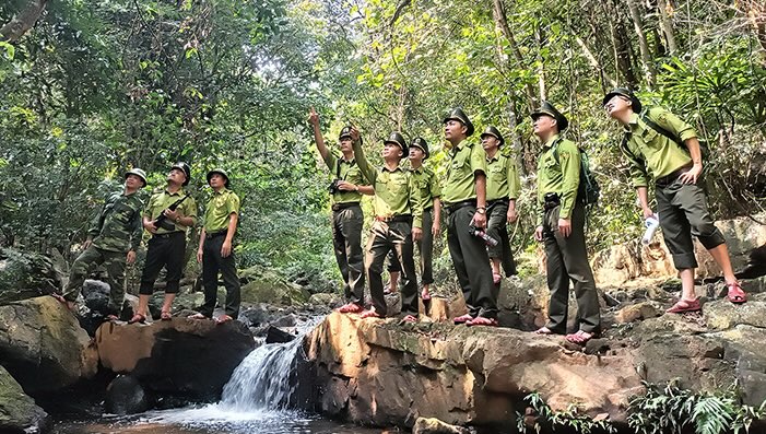 Los oficiales del Distrito de Control Forestal del Parque Nacional de Phong Nha - Khe Bang (hoy en dia el Centro de Proteccion Forestal y Patrimonio Mundial) hacen patrullaje. Foto: La primavera en su totalidad