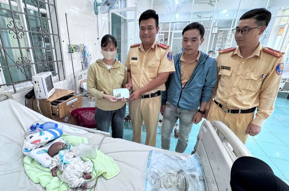 La Policia de Trafico de Da Nang vino a visitarlo, le dio regalos a su nieto. Imagen de la pagina web de la Universidad de Hong Kong