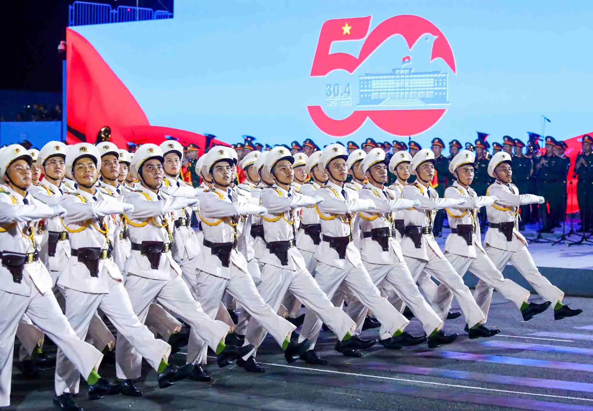 Forces participating in the parade on the evening of April 22 on Le Duan Street (District 1, Ho Chi Minh City). Photo: Thanh Vu