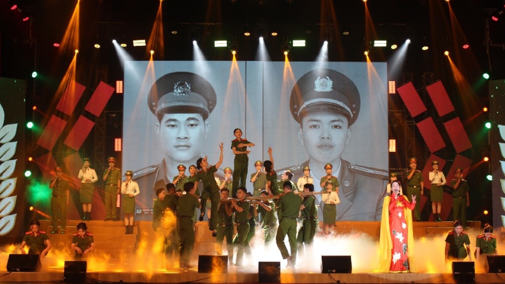 La presentacion grupal de la compañia de arte publico de la provincia de Kien Giang participo en el festival. Foto: Van Vu