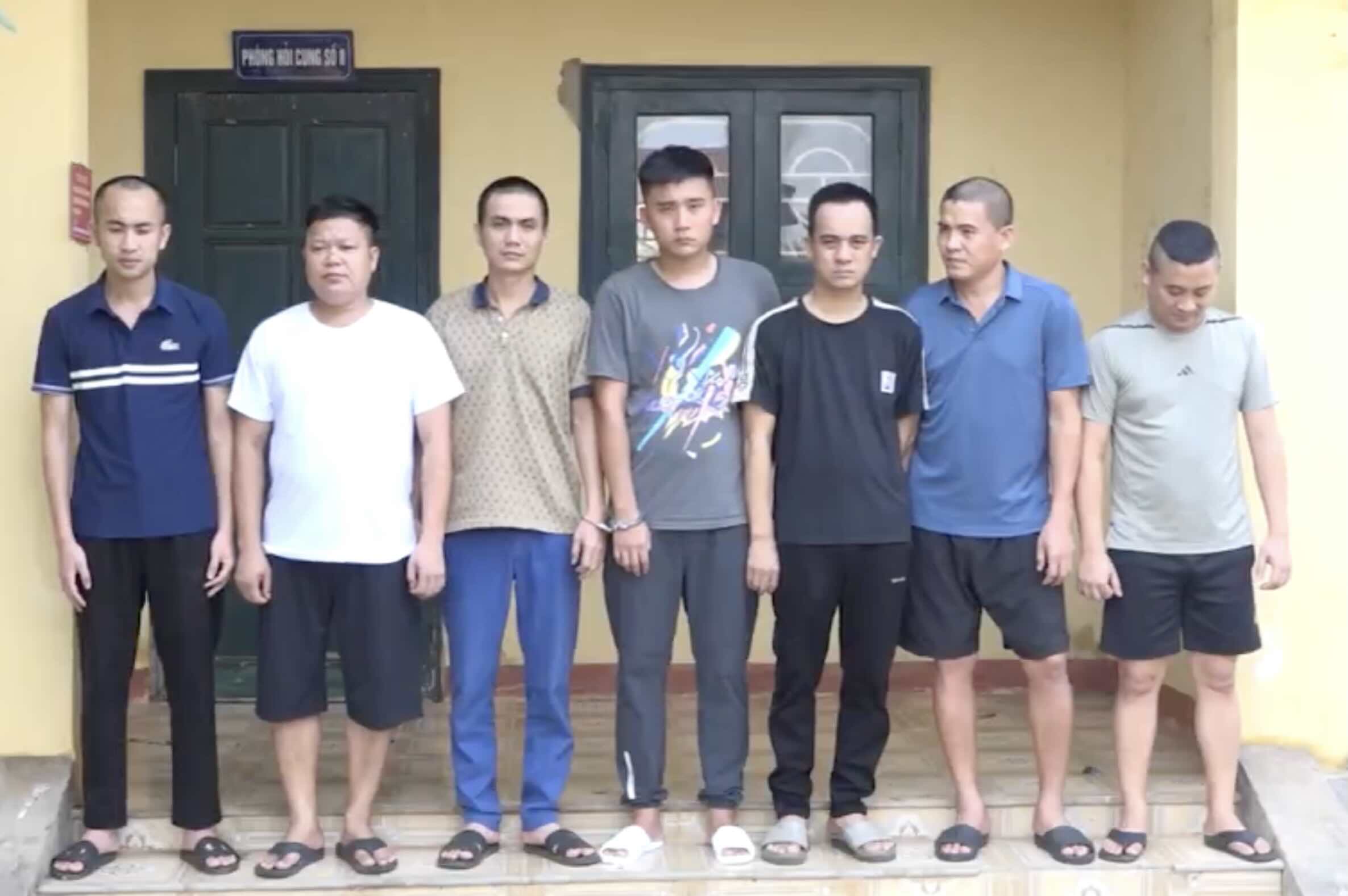 Subjects betting on football online for more than 300 billion VND were arrested. Photo: Quang Binh Police