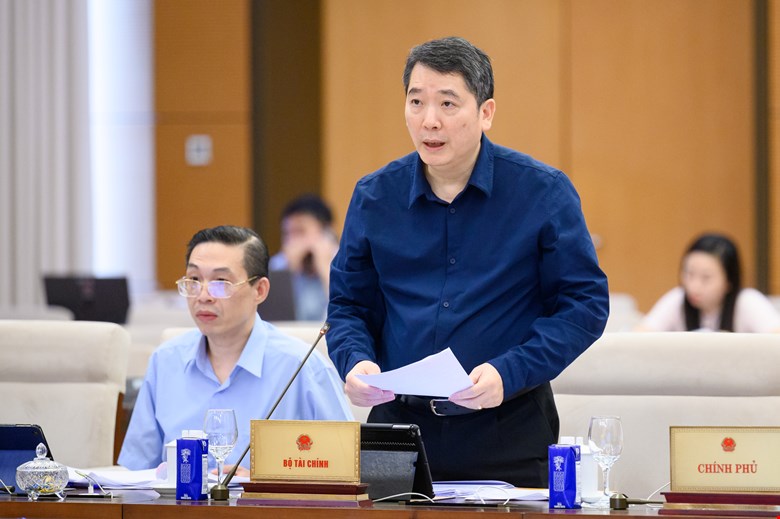 El viceministro de Finanzas, Cao Anh Tuan, señalo que la reduccion del impuesto a las ganancias generales contribuira a impulsar el desarrollo de la economia, ayudar a la gente y a las empresas. Imagen de Quochoi.vn