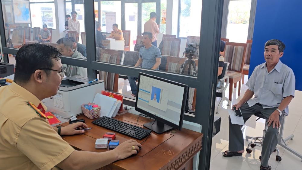 Da Nang people are happy because the jostling scene of issuing and exchanging driving licenses has ended. Photo: Nguyen Linh
