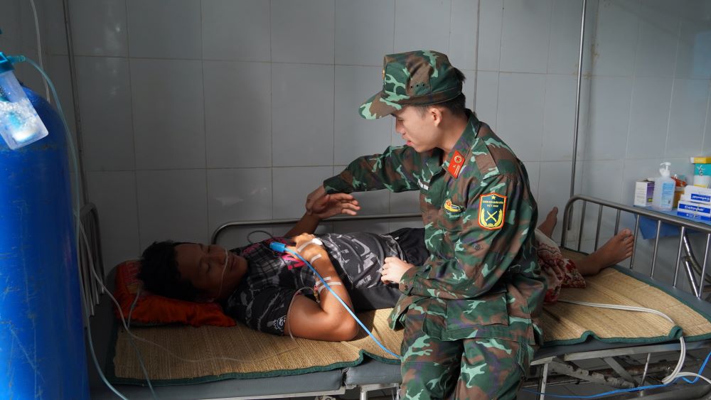 Every month, hospitals on the islands of Truong Sa archipelago (Khanh Hoa province) visit, examine, and treat several dozen people.