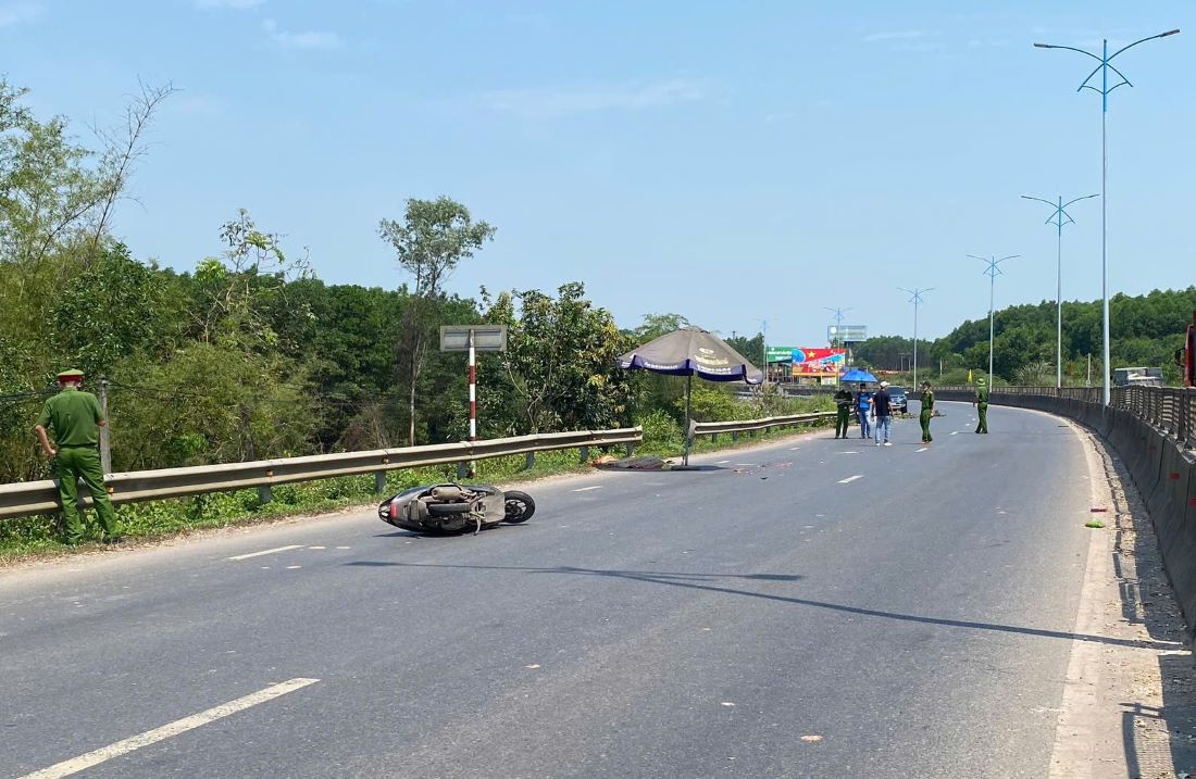 The authorities were present at the scene to clarify the cause of the accident that killed one person. Photo: H.Nguyen