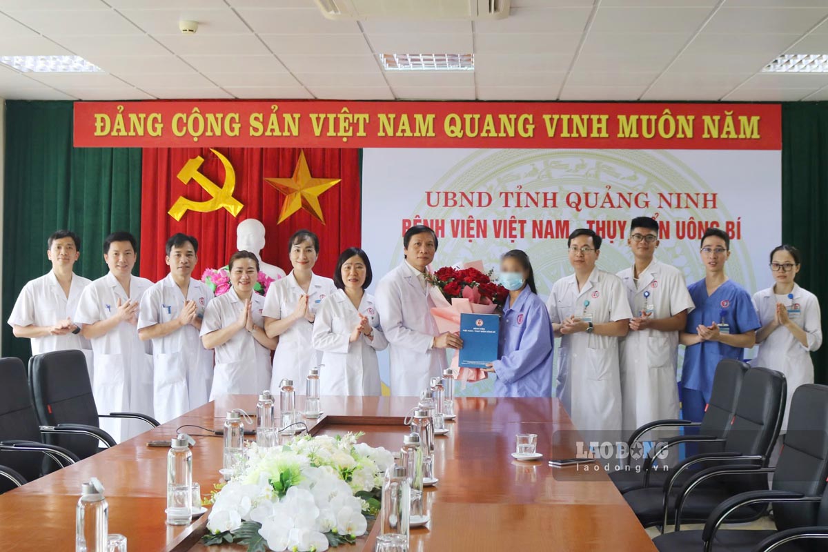 The patient was discharged from the hospital to the joy of medical staff and family. Photo: Provided by the hospital