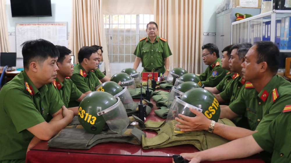 Lieutenant Colonel Pham Minh Phuong - Deputy Head of the National Highway Police Department deploys a plan to attack and suppress crimes to ensure security and order during the April 30th Festival. Photo: Tien Dung