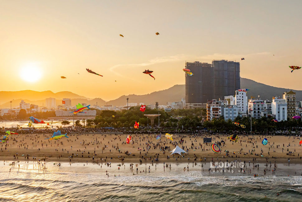 Quy Nhon beach (Binh Dinh) attracts tourists during holidays and Tet. Photo: Dung Nhan