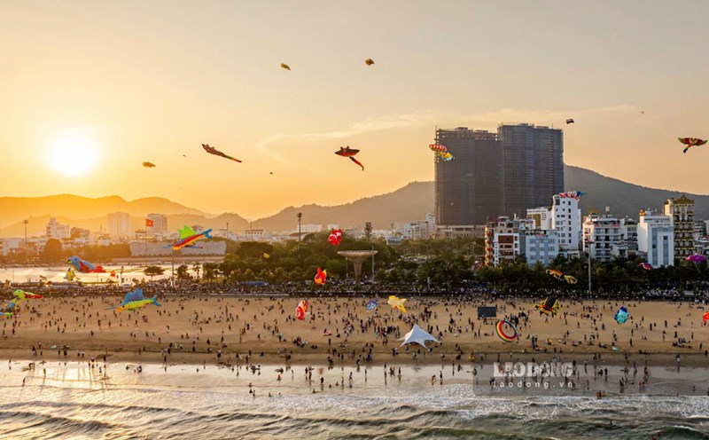 Quy Nhon beach (Binh Dinh) attracts tourists during holidays and Tet. Photo: Dung Nhan