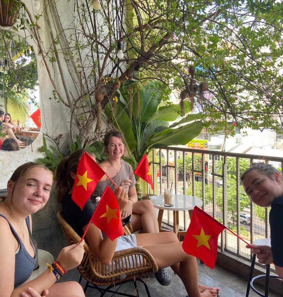 Khach tay hoa vao khong khi ky niem 50 nam Ngay giai phong mien Nam tai mot quan ca phe chung cu 42 Nguyen Hue. Anh: Saigon Oi
