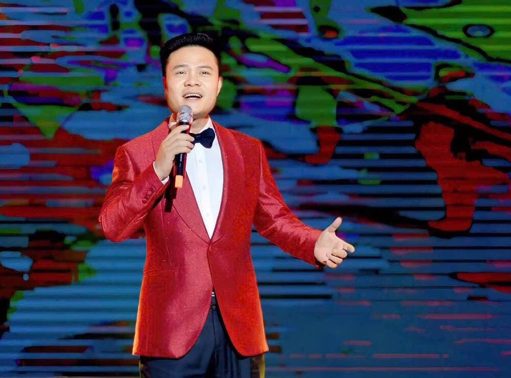 El grupo de la banda Hoang Tzu interpreto la cancion "Tierra de flores" del musico Nguyen Thanh Trung. Foto de la persona entrevistada