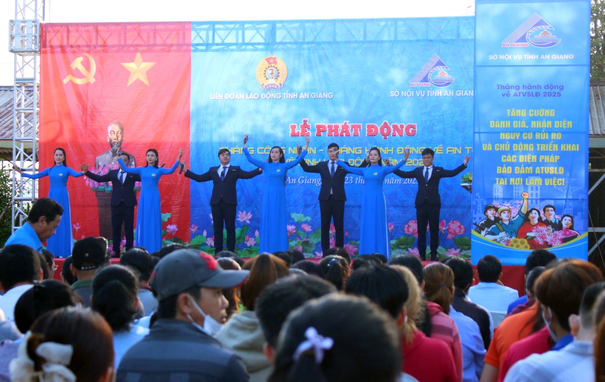 Chuong trinh van nghe chao mung. Anh: Lam Dien