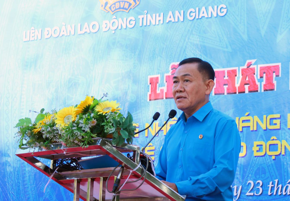 Chu tich LDLD tinh An Giang Chau Van Ly phat bieu tai le phat dong Thang Cong nhan. Anh: Lam Dien