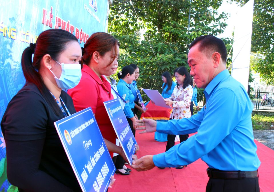 Pho Chu tich HDND tinh Dinh Thi Viet Huynh va Chu tich LDLD tinh An Giang Chau Van Ly trao tang Mai am Cong doan cho doan vien kho khan ve nha o. Anh: Lam Dien
