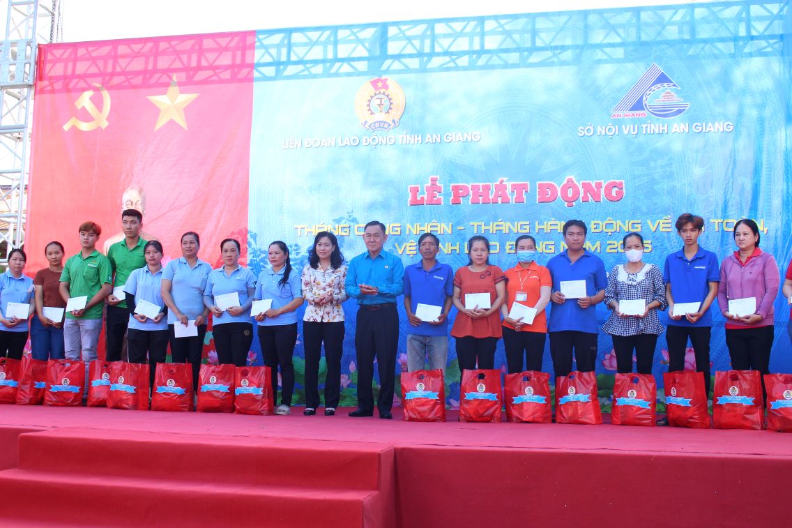 Tai le phat dong, L DL D tinh An Giang trao ho tro 6 Mai am Cong doan va 160 suat qua cho doan vien kho khan nha o va co hoan canh kho khan. Anh: Lam Dien