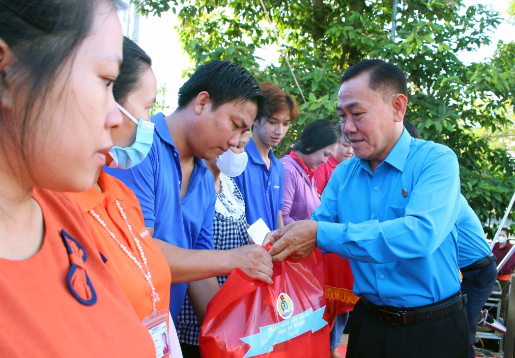 Chu tich LDLD tinh An Giang Chau Van Ly trao ho tro cho doan vien, cong nhan, lao dong co hoan canh kho khan. Anh: Lam Dien