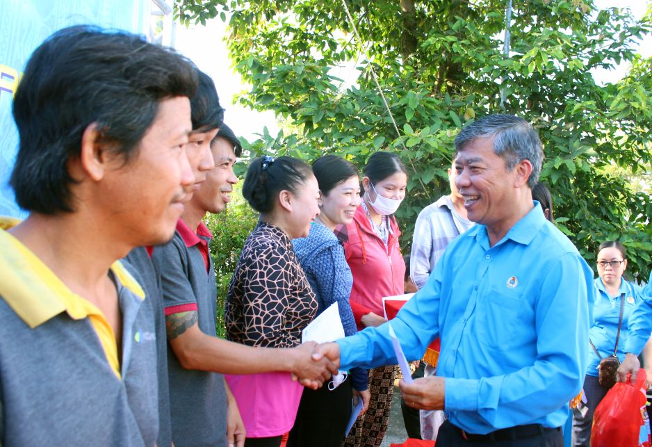 Pho Chu tich Thuong truc LDLD tinh An Giang Nguyen Huu Giang trao qua cho doan vien, nguoi lao dong. Anh: Lam Dien