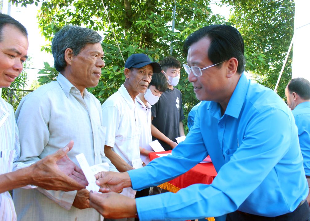 Pho Chu tich LDLD tinh An Giang Nguyen Nhat Tien trao ho tro cho doan vien, nguoi lao dong. Anh: Lam Dien