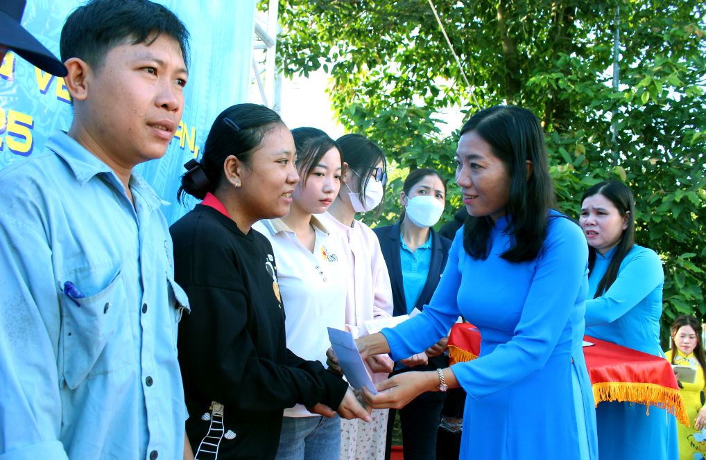 Pho Chu tich LDLD tinh An Giang Lu Thi Kim Thuy trao ho tro doan vien, nguoi lao dong. Anh: Lam Dien