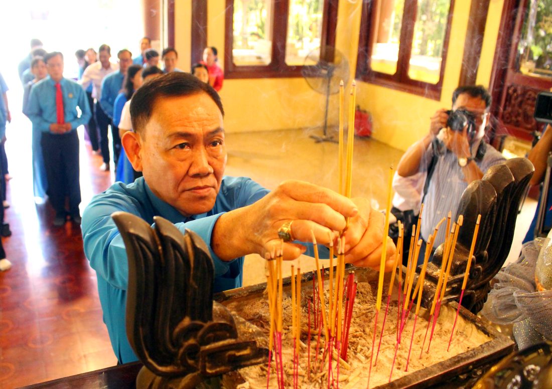Chu tich LDLD tinh An Giang Chau Van Ly dang huong tai Den tho Chu tich Ton Duc Thang. Anh: Lam Dien