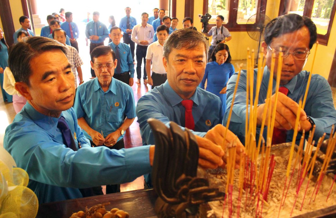Dai dien lanh dao cac LDLD huyen, thi xa, thanh pho, Cong doan nganh dang huong len Den tho Bac Ton. Anh: Lam Dien.
