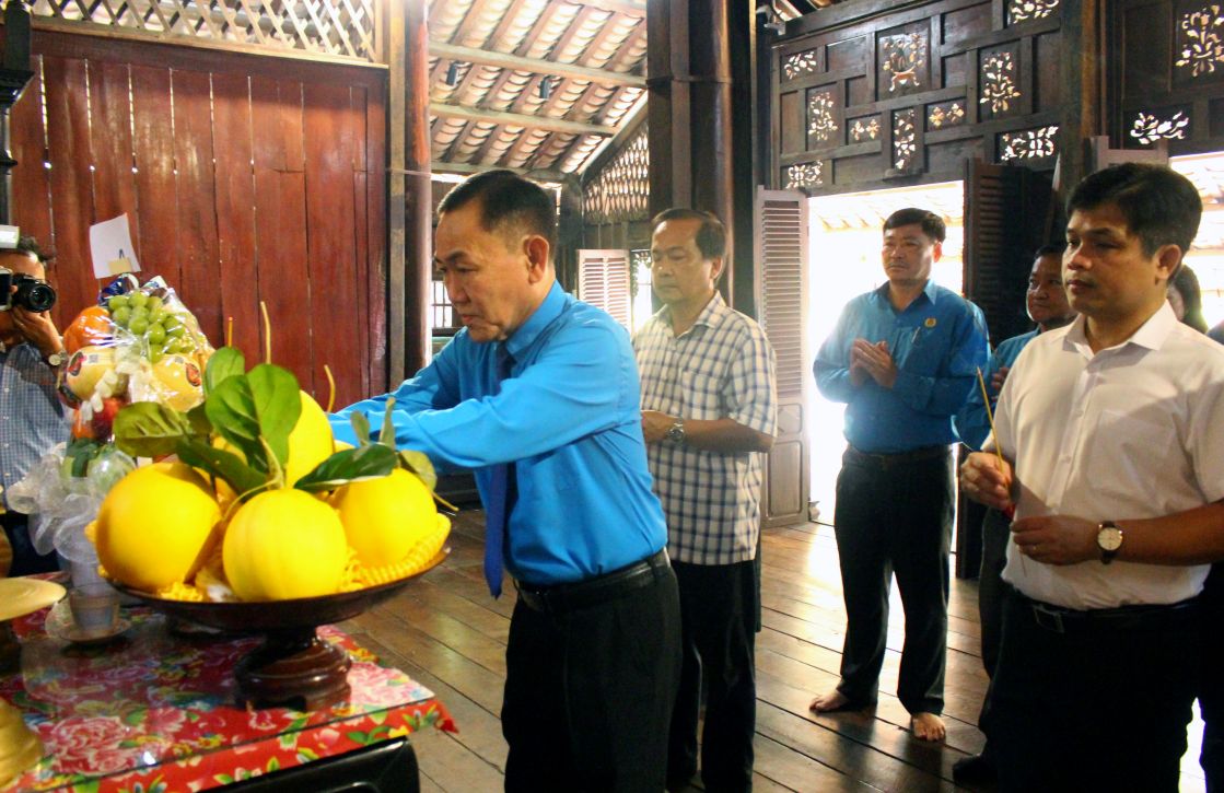 Chu tich LDLD tinh An Giang Chau Van Ly dang huong tai di tich Ngoi nha thoi nien thieu Chu tich Ton Duc Thang. Anh: Lam Dien
