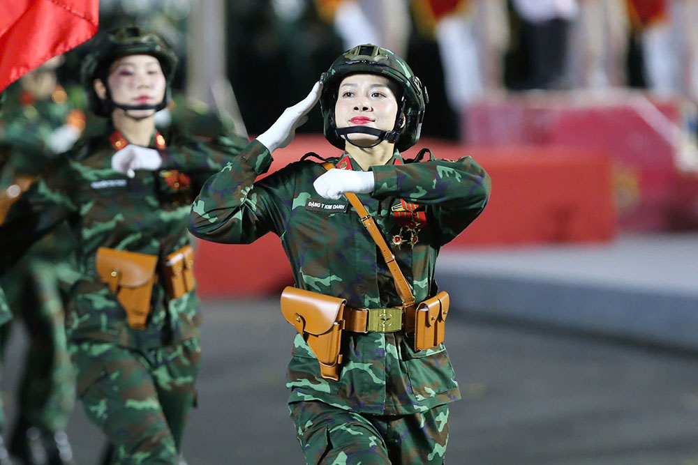 Cac nu chien si xuat hien tren duong Le Duan (Quan 1, TPHCM) voi phong thai tu tin va anh mat day quyet tam. Anh: Thanh Vu