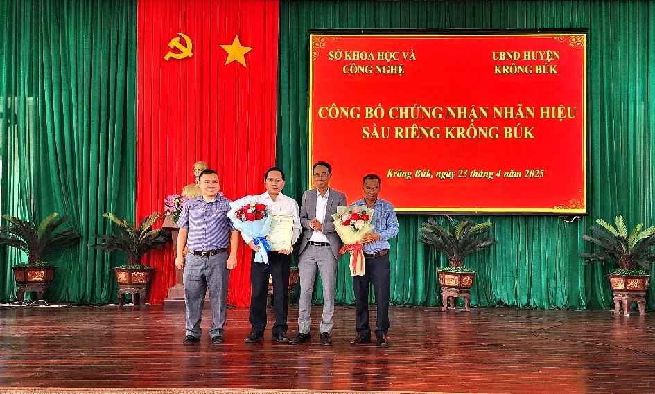 The leaders of the People's Committee of Krong Buk district, Dak Lak province received the Certificate of protection of the collective trademark "Krong Buk durian". Photo: Bao Trung