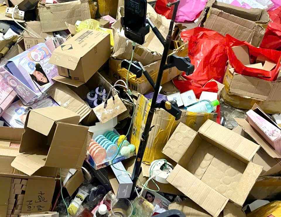 The cosmetics of unknown origin were discovered and seized by Dak Lak provincial authorities in February 2025. Photo: Bao Trung