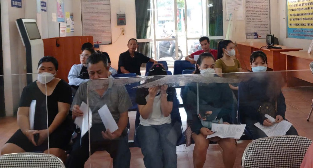 Nguoi lao dong tim co hoi viec lam tai san giao dich viec lam ve tinh huyen Dan Phuong. Anh: Quynh Chi