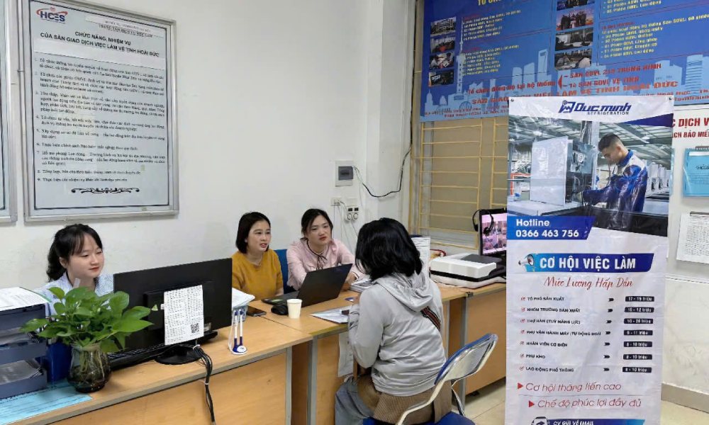 Nguoi lao dong tim co hoi viec lam tai san giao dich viec lam ve tinh huyen Hoai Duc. Anh: Quynh Chi