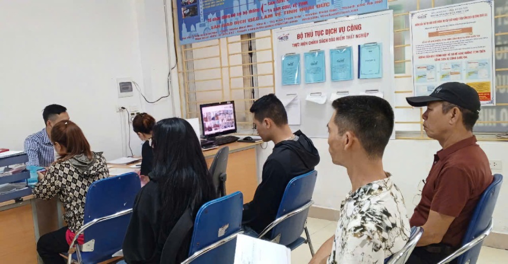 Los trabajadores buscan oportunidades de trabajo en la bolsa de trabajo satelital del distrito de Huaiyang. Imagen de la pagina web de la Universidad de Hong Kong