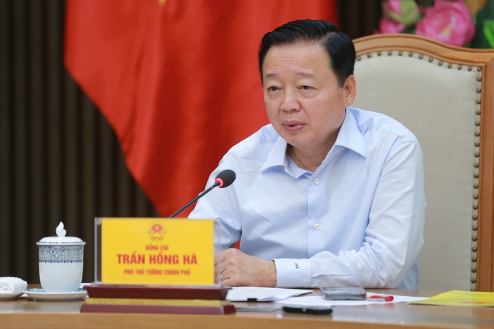 Member of the Party Central Committee, Deputy Prime Minister Tran Hong Ha chaired a meeting on the two expressway projects Gia Nghia - Chon Thanh, Nam Dinh - Thai Binh. Photo: VGP