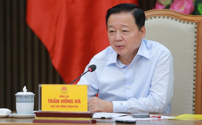 Member of the Party Central Committee, Deputy Prime Minister Tran Hong Ha chaired a meeting on the two expressway projects Gia Nghia - Chon Thanh, Nam Dinh - Thai Binh. Photo: VGP