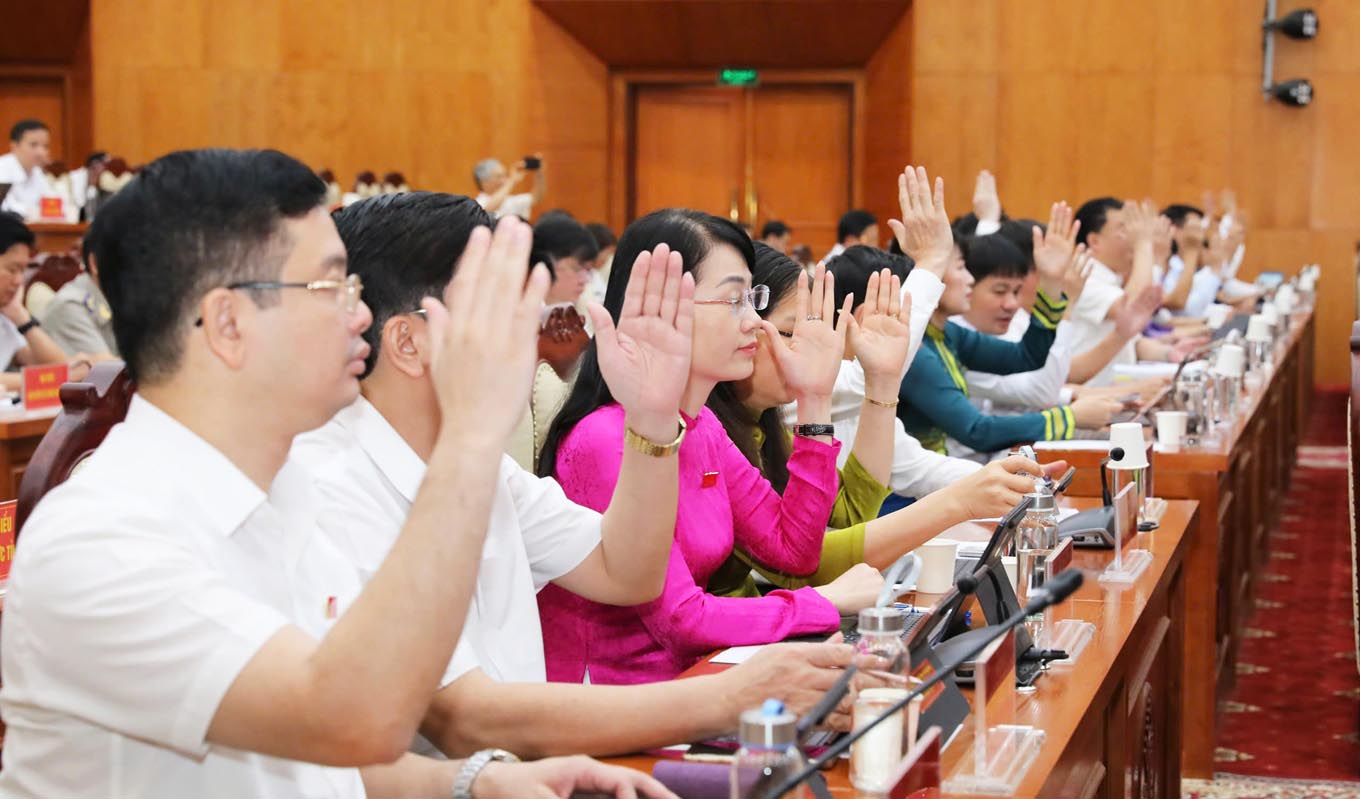 El delegado de la Junta de la provincia de Thai Nguyen voto a traves de resoluciones sobre la fusion de la provincia y la organizacion de la Universidad de Taipei a nivel comunal. Imagen: El triunfo.