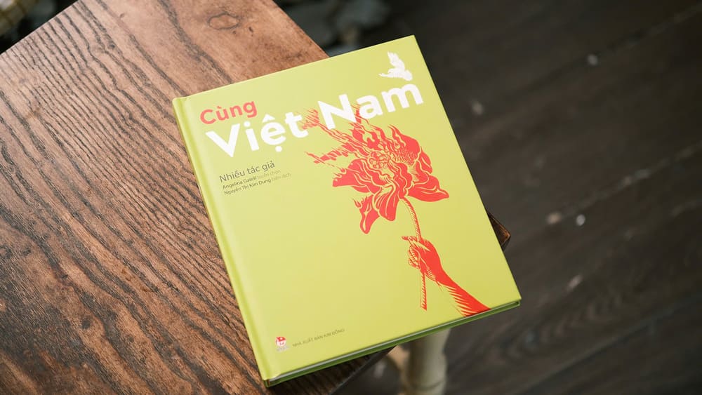 El poema "Cung Viet Nam" fue presentado oficialmente a los lectores por la editorial Kim Dong. Imagen de la NXB