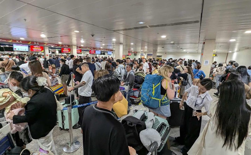 Tan Son Nhat Airport is preparing to welcome a record number of visitors during the April 30 - May 1 holiday. Photo: Anh Tu