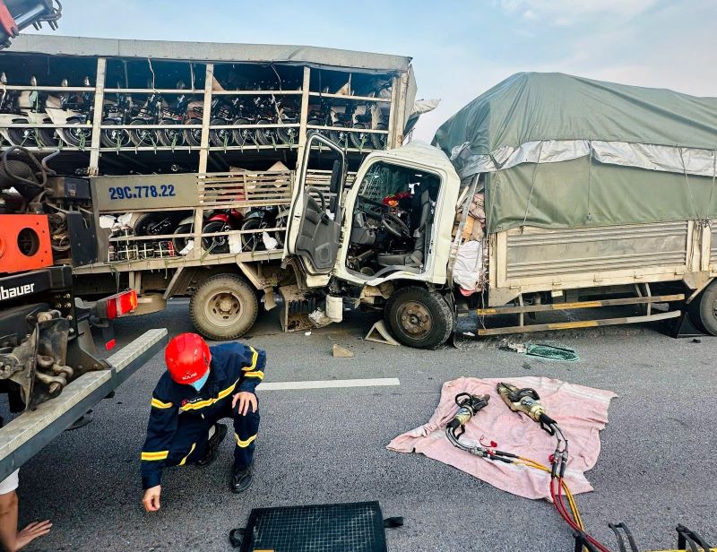 La escena del accidente de la autopista que dejo dos muertos. Imagen: Policia de limpieza