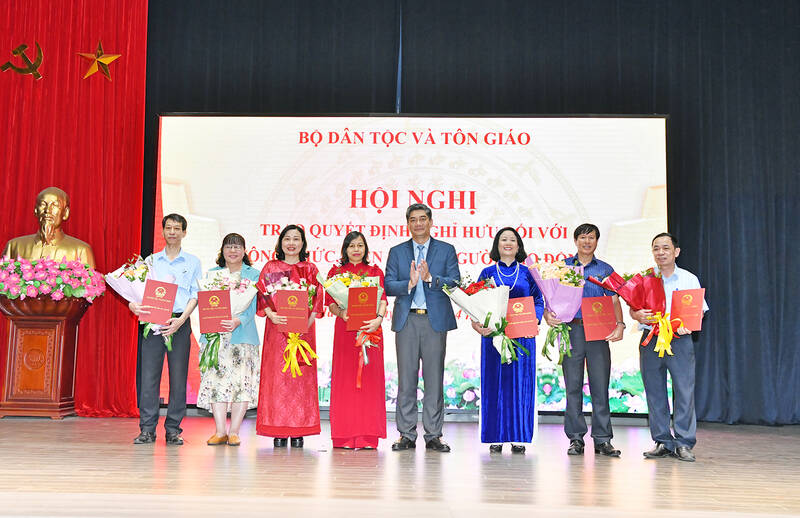 El viceministro de la Oficina de Relaciones Internacionales y Religiones, Yegine Turk, otorgo la decision de jubilacion anticipada a los funcionarios, funcionarios y trabajadores de la Oficina de Relaciones Internacionales y Religiones. Foto: Ministerio de Religion y Etnia