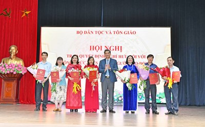 Deputy Minister of Ethnic Minorities and Religions Y Vinh Tour presented the Decision on early retirement to civil servants, public employees, and workers under the Ministry of Ethnic Minorities and Religions. Photo: Ministry of Ethnic Minorities and Religions