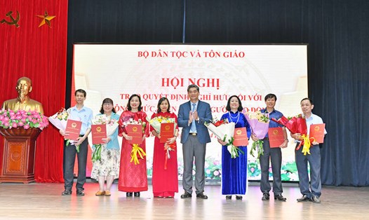 Thứ trưởng Bộ Dân tộc và Tôn giáo Y Vinh Tơr trao Quyết định nghỉ hưu trước tuổi cho công chức, viên chức, người lao động thuộc Bộ Dân tộc và Tôn giáo. Ảnh: Bộ Dân tộc và Tôn giáo
