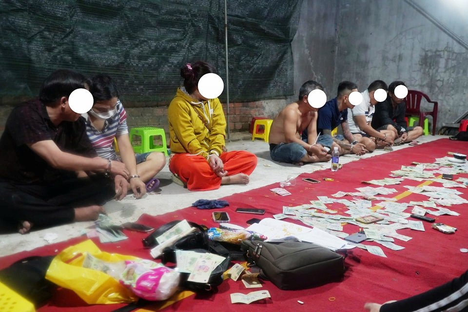 Công an tỉnh Quảng Ngãi bắt giữ hàng chục đối tượng tham gia đánh bạc. Ảnh: Công an Quảng Ngãi.