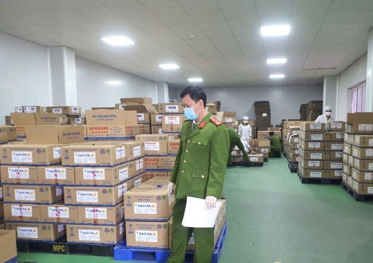 The authorities at the time of destroying the fake milk production ring. Photo: M. Tam