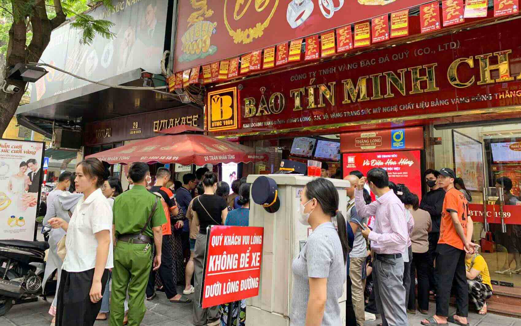 El 23 de abril, el precio del oro bajo, y muchas personas se reunieron en las tiendas de oro de la calle Tran Nhat Tong (Hanoi) en fila para comprar. Imagen: Francia