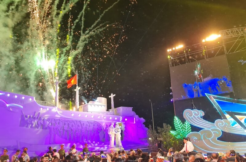 Los maories dispararan fuegos artificiales para celebrar los 50 años de la liberacion del sur, unificando el pais. Imagen de un lago en Japon