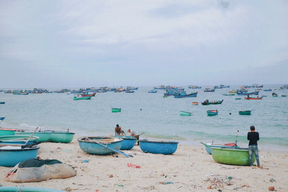 Son Hai con duoc biet den voi ten goi la “lang chay gio”, thuoc dia phan xa Phuoc Dinh, huyen Thuan Nam, tinh Ninh Thuan. Day la lang chai co lich su lau doi, mang ve dep moc mac, hoang so.
