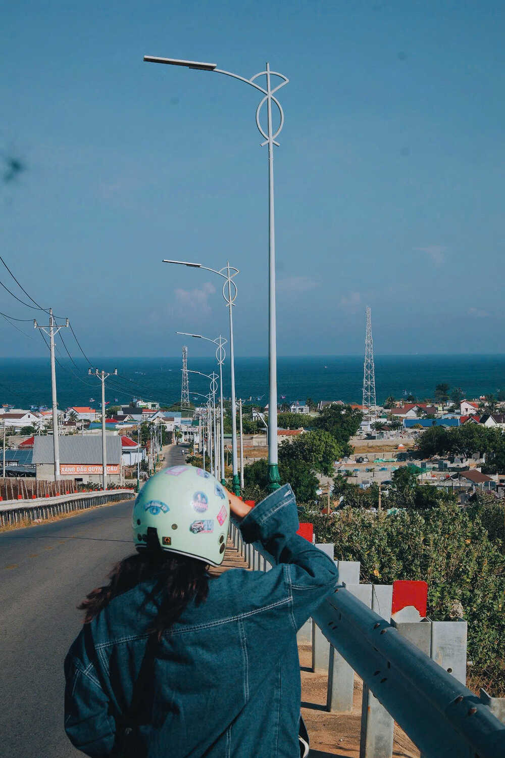 “Ngay dau toi minh kha soc, tinh mai di chuyen luon. Nhung dan phai long voi ngoi lang nho binh di va nguoi dan de men xung quanh, luon hoi minh can giup gi khong, chi cach mua hai san re va hoi tham rat nhieu thu khac nen minh quyet dinh van o lai 5 ngay 4 dem”, Gia Linh chia se.