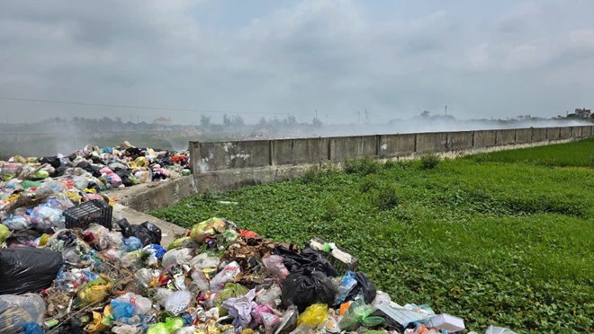 Bãi rác cạnh quốc lộ ở Thái Bình thường xuyên bị đốt trộm gây khói khét