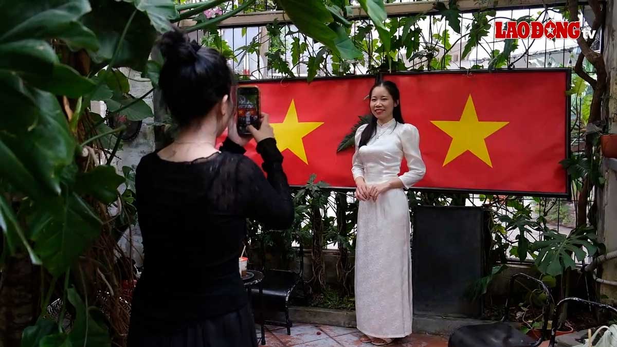 Los jovenes de la ciudad de Pekin se invitaron a un cafe decorado con banderas de flores para el check-in de la fiesta del 30 de abril.